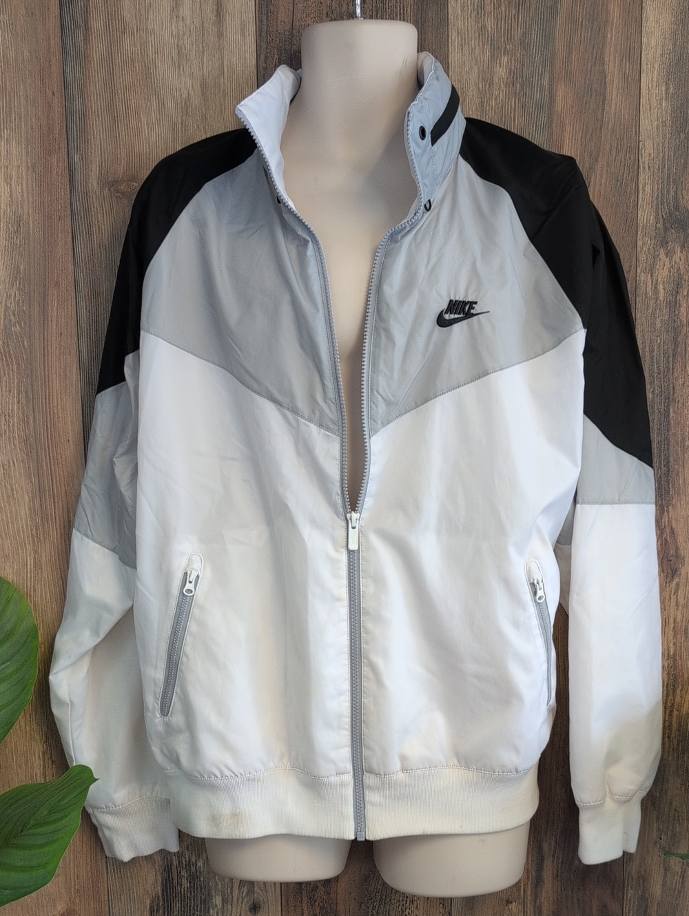 Nike Men’s CL Hooded Windbreaker Jacket L 706A